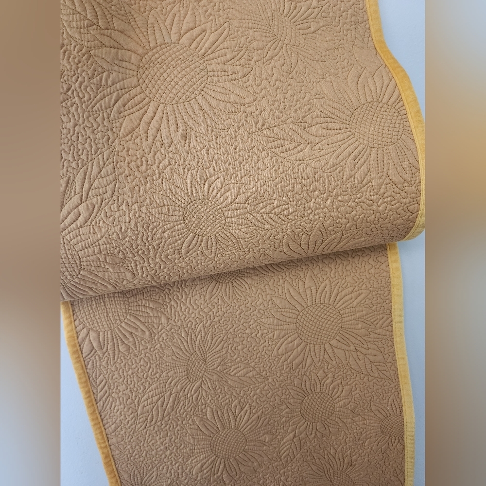 Tommy Bahama Yellow Velour Sunflower Table Runner Summer/Fall - Picture 5 of 6